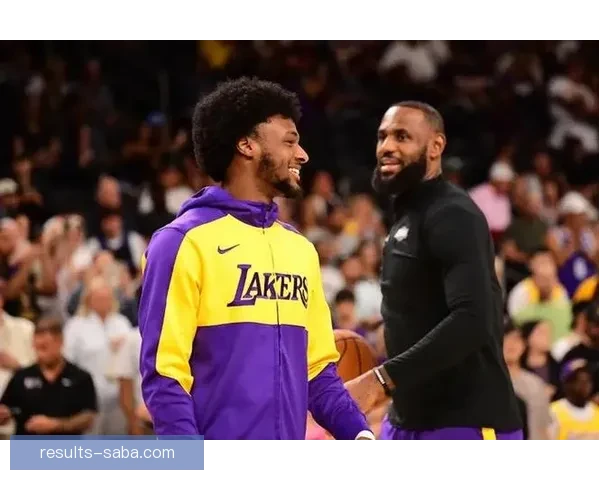 詹姆斯假传迷惑对手 布朗尼助攻艾顿完成震撼双手扣篮